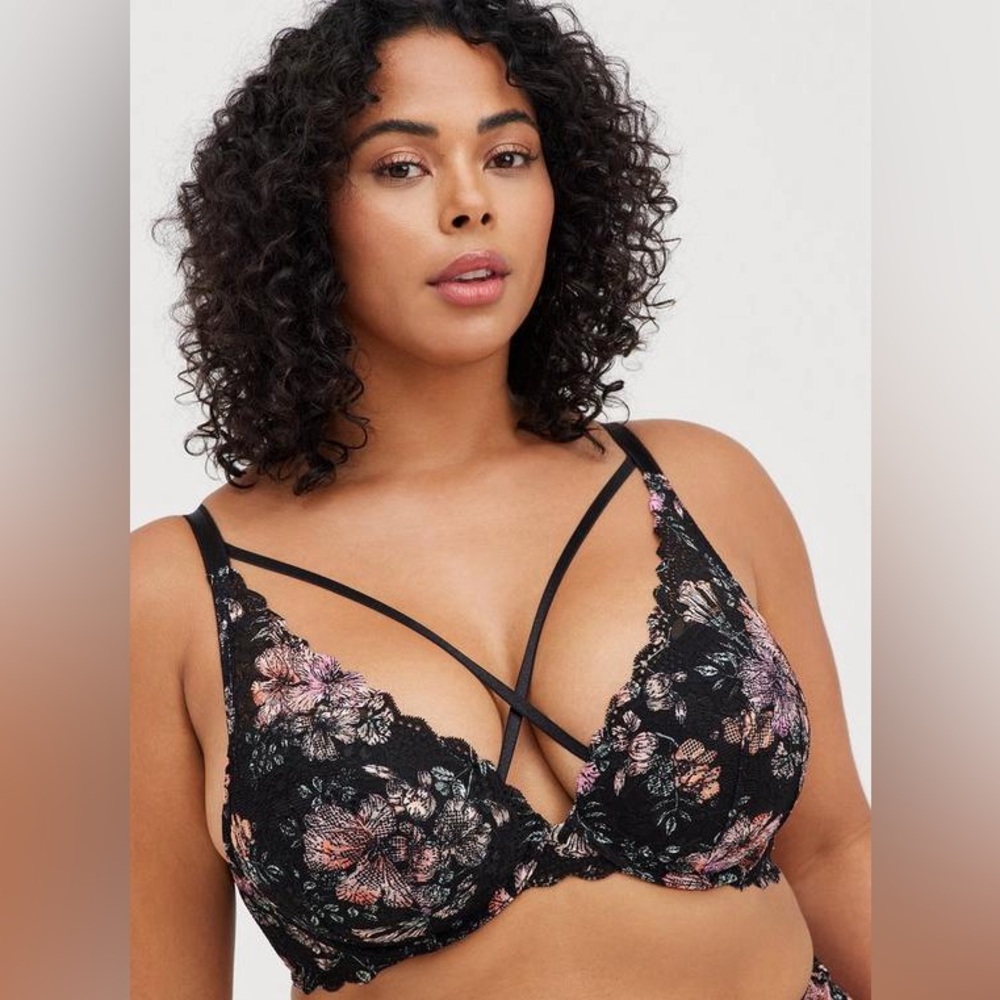 EUC Torrid Curve XO Plunge Push-Up Bra in the Color Hibiscus Floral